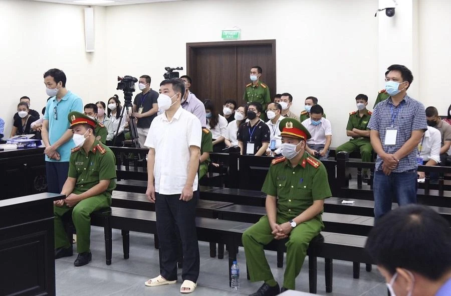 Các bị cáo trong phần thủ tục sáng 12-8. Ảnh: UYÊN TRANG