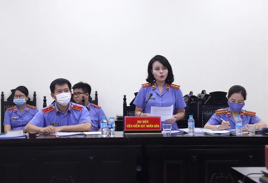 Đại diện VKS đề nghị mức án đối với các bị cáo. Ảnh: UYÊN TRANG
