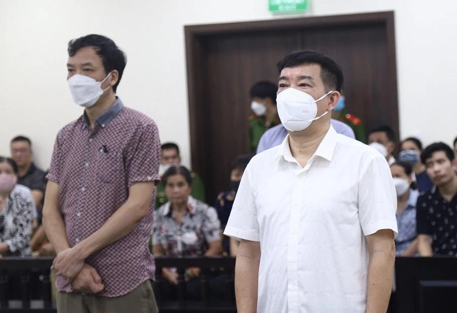 Các bị cáo nghe tòa tuyên án sáng 14-8. Ảnh: UYÊN TRANG