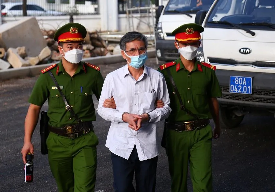 Vụ án này, ba bị cáo bị truy tố tội tham ô tài sản, gồm: Võ Hồng Cường (chủ tịch kiêm TGĐ Công ty CP Hưng Vượng), Trần Đình Như Ý (chủ tịch Công ty TNHH Phát triển) và Nguyễn Thục Anh (cựu chủ tịch Công ty TNHH Phát triển).