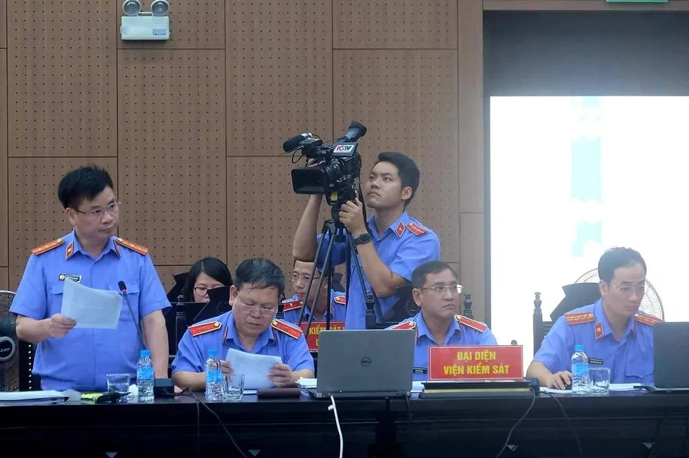 Đại diện VKS nêu quan điểm luận tội đối với 28 bị cáo. Ảnh: UYÊN TRANG