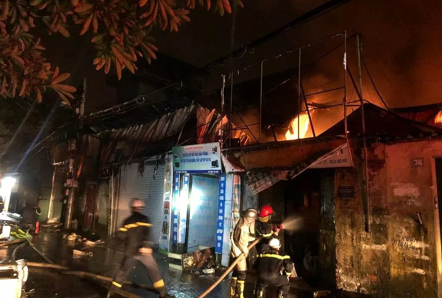 Vụ cháy bao trùm bốn căn nhà. Ảnh: UYÊN TRANG