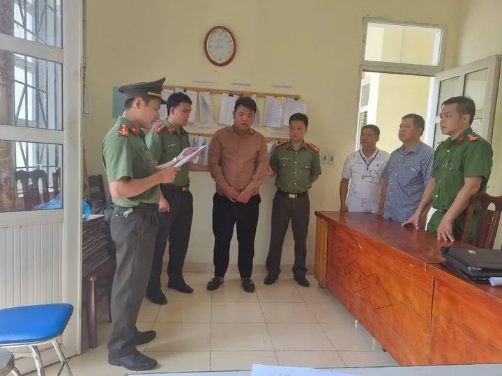 Công an khởi tố, bắt tạm giam nam thanh niên vì có hành vi lừa bảy người Việt Nam sang Capuchia với bẫy “việc nhẹ, lương cao”. Ảnh: CA