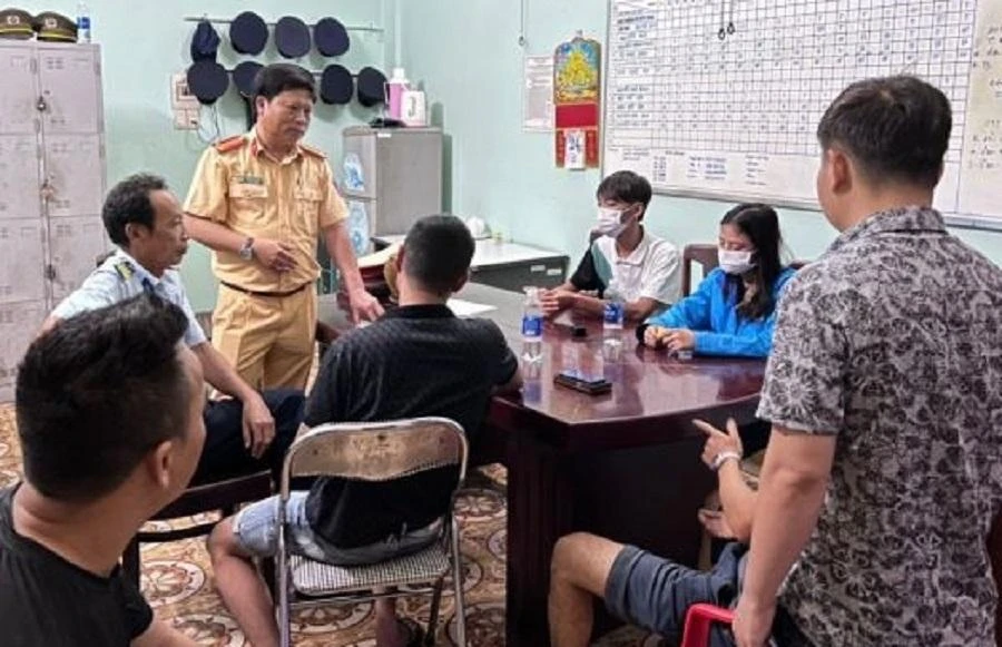 Nghe lời dụ dỗ của một phụ nữ sẽ có công việc nhàn rỗi mà lương cao, hai thiếu niên bỏ nhà đi, may mắn được CSGT kịp thời ngăn cản. Ảnh: CA