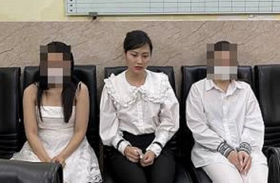 Nguyễn Thị Hương Giang (ngồi giữa) và các đối tượng bán dâm. Ảnh: CA