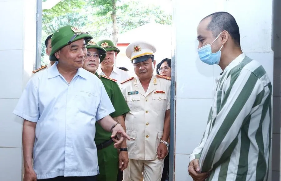 Chủ tịch nước Nguyễn Xuân Phúc thăm và kiểm tra công tác đặc xá tại phân trại số 1 thuộc trại giam Xuân Lộc. Ảnh: VPCTN