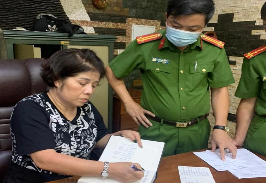 Bà Nguyễn Thúy Loan (áo đen) - người cầm đầu đường dây lô đề. Ảnh: CA