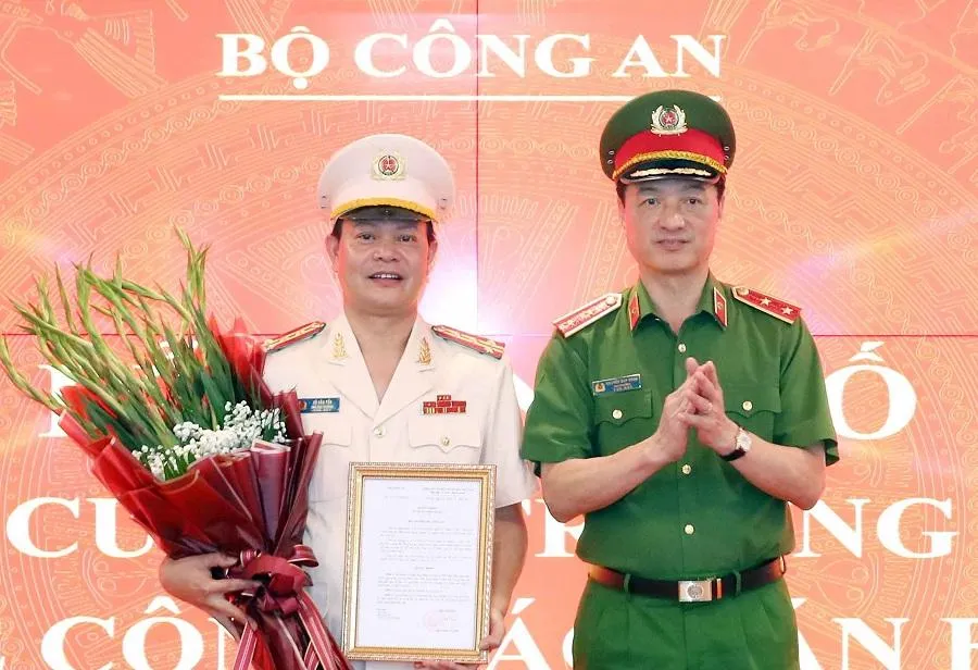 Đại tá Vũ Văn Tấn (trái) được bổ nhiệm giữ chức Phó Cục trưởng Cục C06. Ảnh: UYÊN TRANG