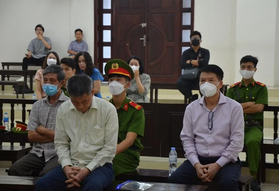 Cựu thứ trưởng Trương Quốc Cường (bìa phải) cùng các bị cáo tại phiên tòa phúc thẩm. Ảnh: UYÊN TRANG