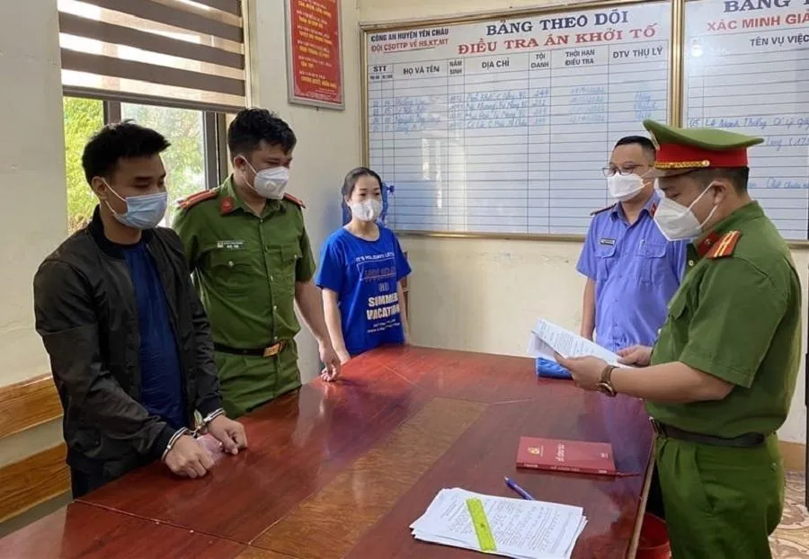 Nguyễn Văn Hoan (áo đen) tại cơ quan điều tra. Ảnh: CA