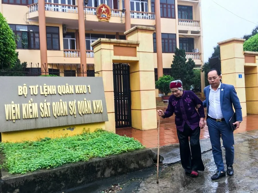 LS Hà Công Tâm cùng cụ Nguyễn Thị May trong một buổi làm việc tại trụ sở Viện kiểm sát Quân sự Quân khu 1. Ảnh: UYÊN TRANG LS Hà Công Tâm cùng cụ Nguyễn Thị May trong một buổi làm việc tại trụ sở Viện kiểm sát Quân sự Quân khu 1. Ảnh: UYÊN TRANG