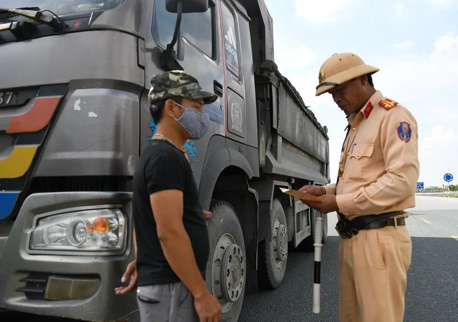 Trong ba tháng thực hiện cao điểm, lực lượng CSGT toàn quốc xử phạt gần 800.000 trường hợp vi phạm, với tổng số gần 1.400 tỉ đồng. Ảnh: UYÊN TRANG