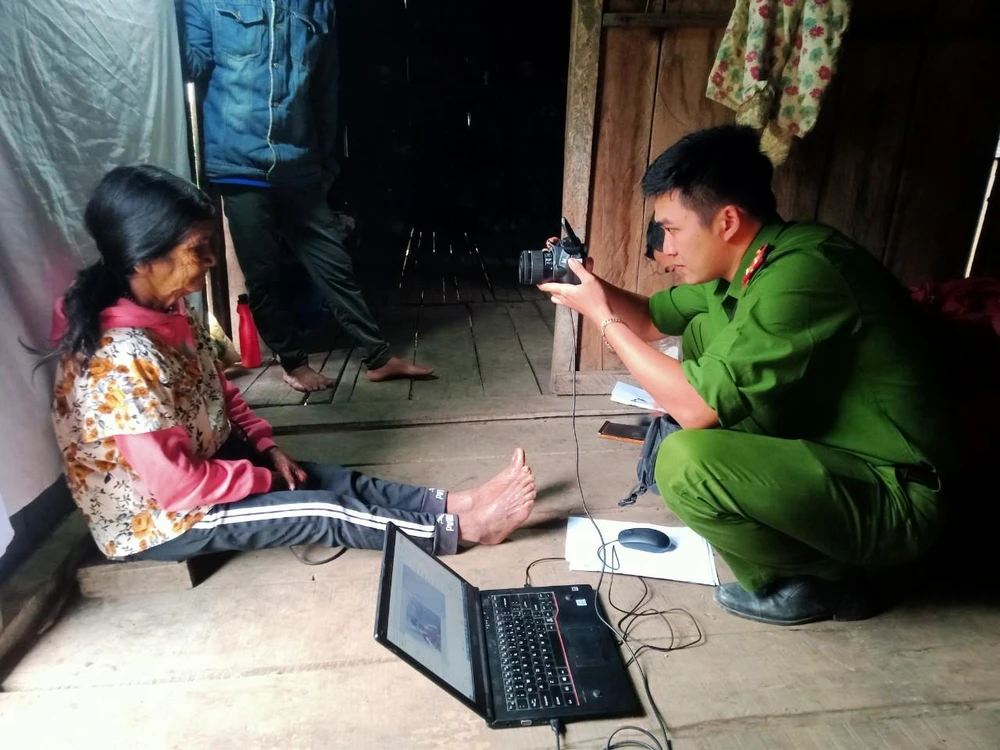Công an huyện Kon PLông (Kon Tum) đến tại nhà thu nhận CCCD cho người già, người bị khuyết tật, không có hoặc bị hạn chế khả năng đi lại. Ảnh: CACC
