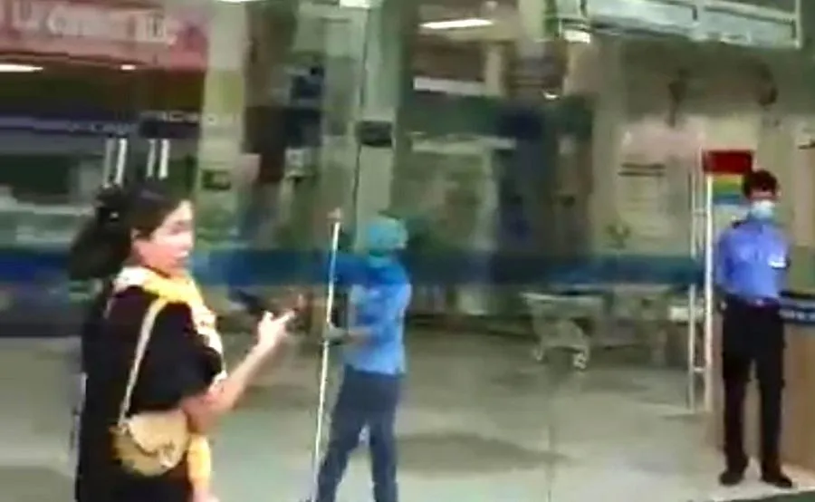 Chị Hoàng Thị Như kịp thời đưa con vào bệnh viện cấp cứu nhờ có lực lượng CSGT dùng xe đặc chủng mở đường. Ảnh: K.T