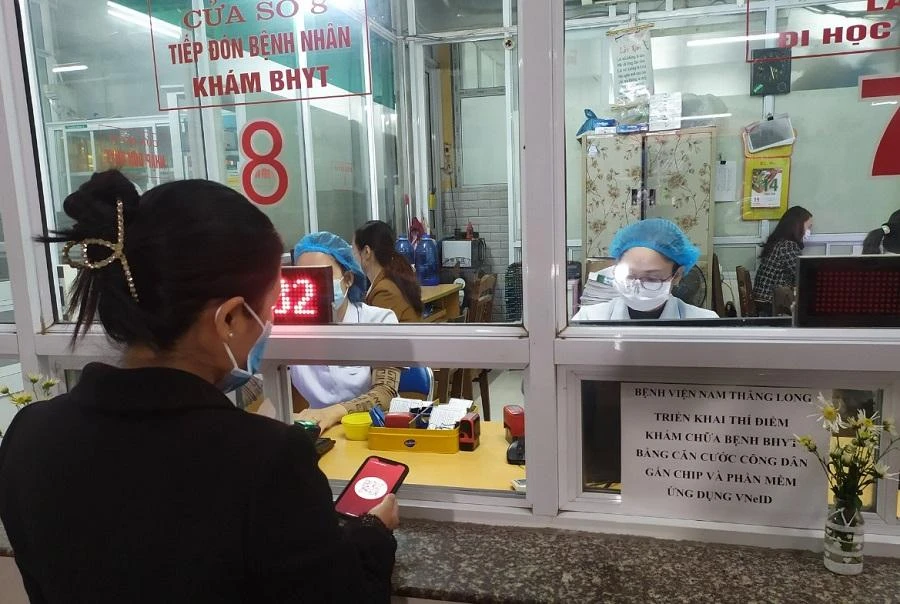 Người dân sử dụng tài khoản định danh điện tử để thực hiện thủ tục khám chữa bệnh. Ảnh: TP