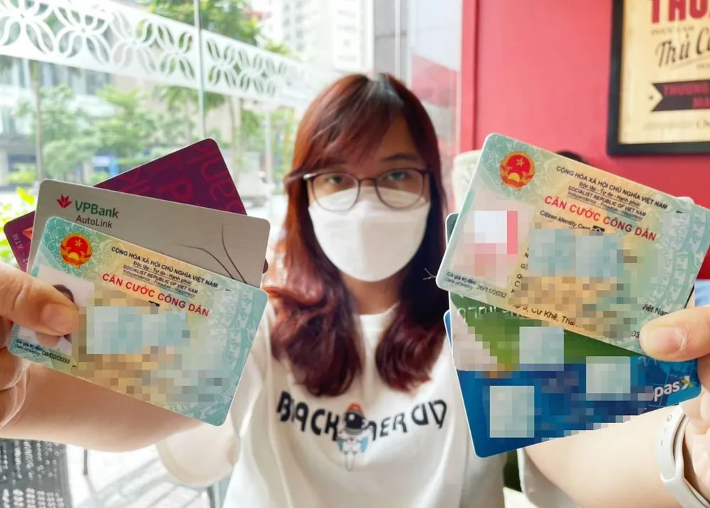 Người dân có thể sử dụng tài khoản định danh điện tử mức độ 2 tương đương như thẻ CCCD khi thực hiện các giao dịch có yêu cầu xuất trình thẻ CCCD. Ảnh: TP