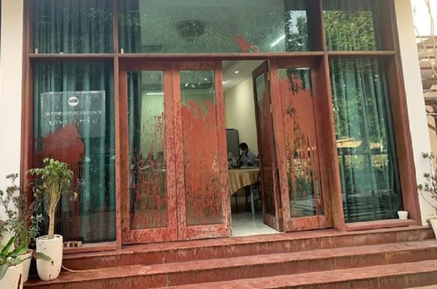 Một trong các địa điểm bị ném chất bẩn. Ảnh: ANTĐ Một trong các địa điểm bị ném chất bẩn. Ảnh: ANTĐ