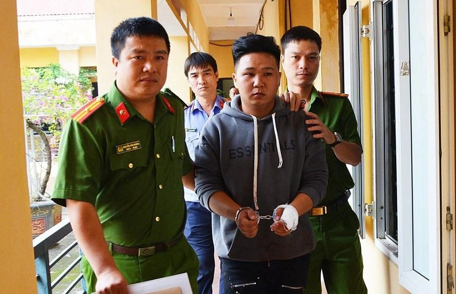 Phan Thanh Hoàng (giữa) tại cơ quan công an. Ảnh: CACC