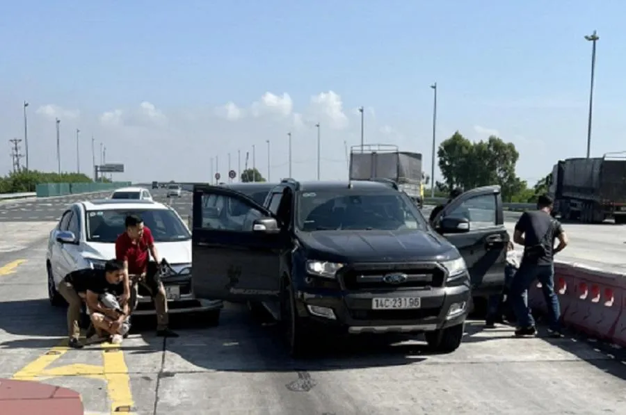 Lực lượng cảnh sát chặn bắt nhóm nghi phạm. Ảnh: CAND