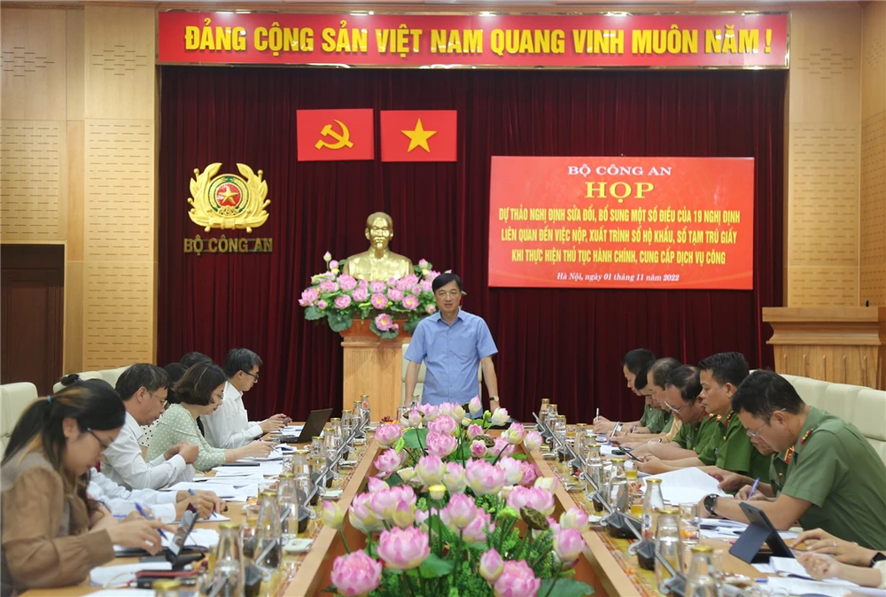 Thứ trưởng Nguyễn Duy Ngọc phát biểu tại cuộc họp. Ảnh: BCA