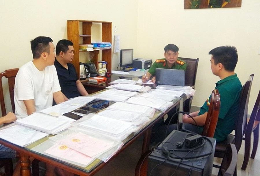 Nhóm nghi phạm tại cơ quan công an. Ảnh: CACC