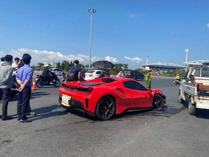 Sau khi xảy ra vụ tai nạn khiến một người tử vong, tài xế siêu xe Ferrari được xác định đã ra đầu thú. Ảnh: CTV Sau khi xảy ra vụ tai nạn khiến một người tử vong, tài xế siêu xe Ferrari được xác định đã ra đầu thú. Ảnh: CTV