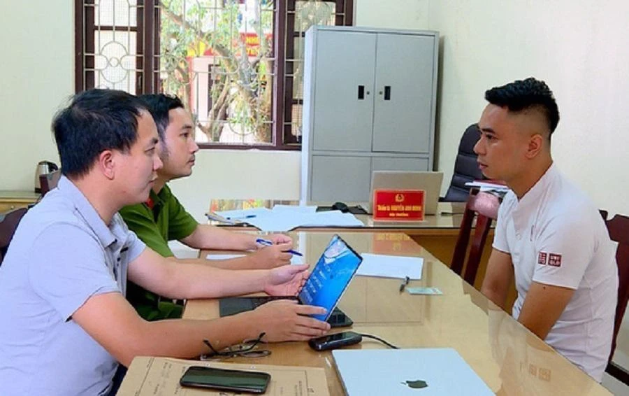 Công an tỉnh Bắc Ninh đấu tranh với Nguyễn Duy Tùng - nghi phạm cầm đầu đường dây đánh bạc dưới hình thức cá độ bóng đá. Ảnh: CACC