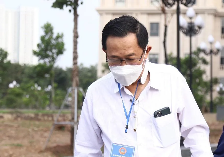 Cựu thứ trưởng Bộ Y tế Cao Minh Quang đến toà Cựu thứ trưởng Bộ Y tế Cao Minh Quang đến toà