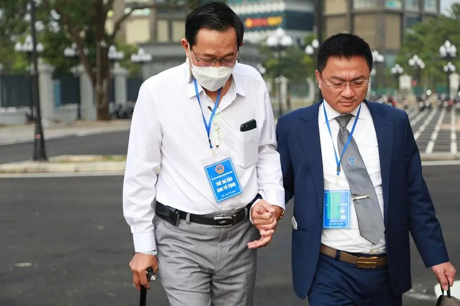 Ông Quang được luật sư dìu vào phòng xét xử Ông Quang được luật sư dìu vào phòng xét xử