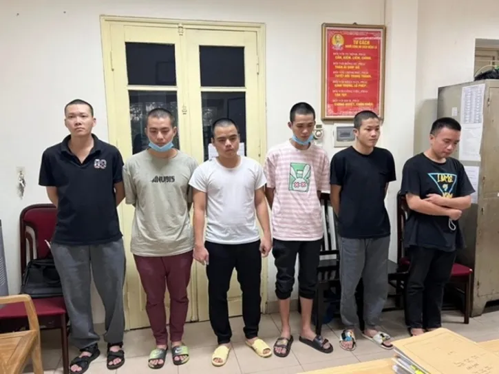 Nhóm nghi phạm bị Công an quận Nam Từ Liêm (Hà Nội) bắt giữ vì có hành vi tẩm chất ma tuý loại ADB-Butinaca vào thuốc lá điện tử để bán. Ảnh: CACC Nhóm nghi phạm bị Công an quận Nam Từ Liêm (Hà Nội) bắt giữ vì có hành vi tẩm chất ma tuý loại ADB-Butinaca vào thuốc lá điện tử để bán. Ảnh: CACC