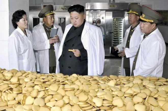 Nhà lãnh đạo Kim Jong-un đang đi kiểm tra một nhà máy sản xuất bánh kẹo củaTriều Tiên. Nhà lãnh đạo Kim Jong-un đang đi kiểm tra một nhà máy sản xuất bánh kẹo củaTriều Tiên.
