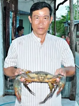 Ông Công bên con cua “khủng” có cân nặng đến 2,15 kg.
