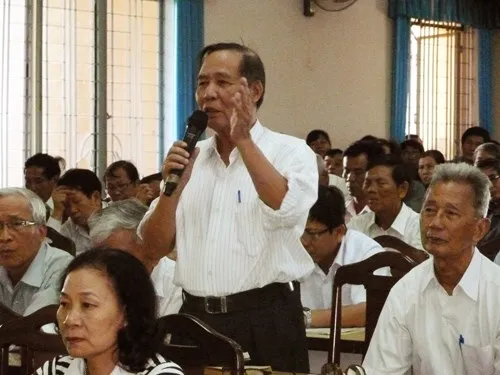 Cử tri quận Thanh Khê phát biểu ý kiến tại cuộc tiếp xúc cử tri của đoàn đại biểu Quốc hội đơn vị TP Đà Nẵng sáng 28/4 (Ảnh: HC)