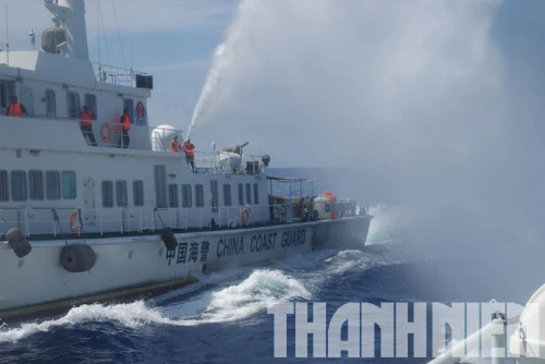 Pháo lớn trên tàu 44103 của Trung Quốc mở bạt, ở trạng thái sẵn sàng nhả đạn