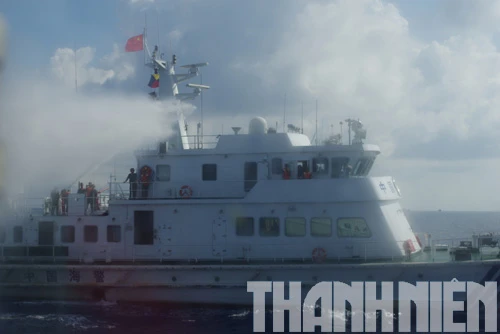 Pháo lớn trên tàu 44103 của Trung Quốc mở bạt, ở trạng thái sẵn sàng nhả đạn