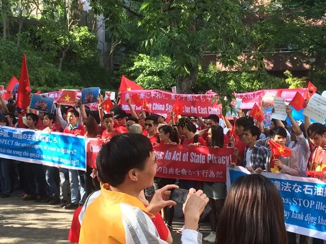 Người Việt tại Nhật phản đối trước Sứ quán Trung Quốc ảnh 15