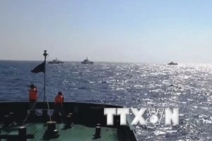 Ba tàu hải cảnh Trung Quốc vây chặn tàu Cảnh sát biển Việt Nam. (Ảnh: Công Định-Hữu Trung/TTXVN)