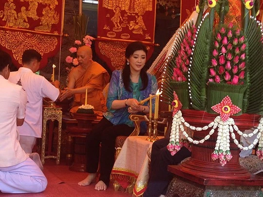 Bà Yingluck tại chùa Wat Phrathat hôm 14-5. Ảnh: Bangkok Post Bà Yingluck tại chùa Wat Phrathat hôm 14-5. Ảnh: Bangkok Post