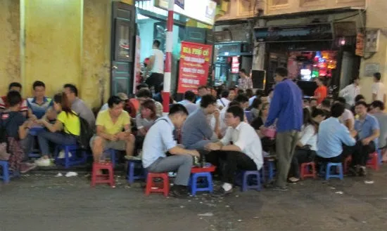 Nắng nóng: Kinh doanh bia phố cổ lãi "khủng" thế nào? ảnh 1 Nắng nóng: Kinh doanh bia phố cổ lãi "khủng" thế nào? ảnh 1