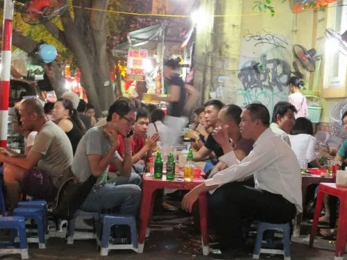 Nắng nóng: Kinh doanh bia phố cổ lãi "khủng" thế nào? ảnh 2 Nắng nóng: Kinh doanh bia phố cổ lãi "khủng" thế nào? ảnh 2