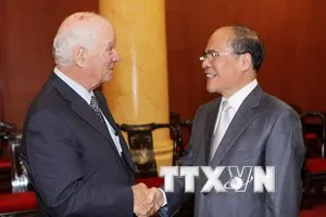 Chủ tịch Quốc hội Nguyễn Sinh Hùng tiếp Chủ tịch Tiểu ban Đông Á-Thái Bình Dương thuộc Ủy ban Đối ngoại Thượng viện Mỹ. (Ảnh: Dương Giang/TTXVN)