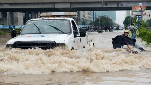 Trời mưa, thông minh thì chạy xe làn giữa