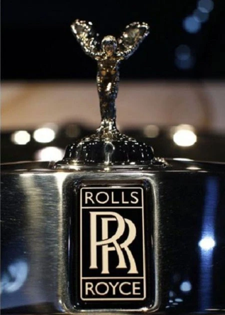Logo của Rolls-Royce thường có 2 chữ RR chồng lên nhau tượng trưng cho tên của hãng. Còn hình tượng một cô gái đang khom lưng chính là thư ký riêng trong văn phòng của Bá Tước John Scott Montagu, bạn thân của ông chủ Charles Stewart Rolls