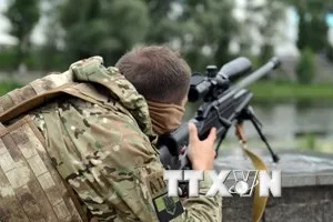 Binh sỹ Ukraine gác tại thành phố Slovyanogirsk, gần Donetsk ngày 20/6. (Nguồn: AFP/TTXVN)