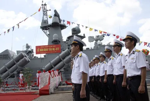 Chương trình đóng tàu 12418 bắt đầu được triển khai từ cuối năm 2009 Tháng 9-2013, chiếc thứ nhất (HQ-377) trong chương trình đóng tàu 12418 được hạ thủy thành công Sau đó, 2 tàu HQ-377 và HQ378 tiến hành bắn thử nghiệm, đạt kết quả cao Hai tàu được trang bị nhiều khí tài hiện đại Sau thời gian chạy thử nghiệm thành công, 2 tàu tên lửa được bàn giao cho Lữ đoàn 167 Các đại biểu cắt băng bàn giao tàu Quang cảnh tại lễ bàn giao tàu Cán bộ, chiến sĩ hai tàu thể hiện quyết tâm trong lễ bàn giao Cán bộ, chiến sĩ Tổng công ty Ba Son tự hào hoàn thành cặp tàu đầu tiên Chuyên gia Nga tặng kỷ niệm chương cho thuyền trưởng tàu HQ-377 Thượng tướng Trương Quang Khánh, Ủy viên Trung ương Đảng, Ủy viên Quân ủy Trung ương, Thứ trưởng Bộ Quốc phòng động viên cán bộ, chiến sĩ tàu HQ-377 và HQ-378 Chiếc thứ 3 (M3) và thứ 4(M4) trong chương trình cũng vừa được hạ thủy, dự kiến bàn giao vào quý 1 năm 2015