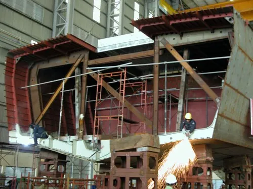 Chương trình đóng tàu 12418 bắt đầu được triển khai từ cuối năm 2009 Tháng 9-2013, chiếc thứ nhất (HQ-377) trong chương trình đóng tàu 12418 được hạ thủy thành công Sau đó, 2 tàu HQ-377 và HQ378 tiến hành bắn thử nghiệm, đạt kết quả cao Hai tàu được trang bị nhiều khí tài hiện đại Sau thời gian chạy thử nghiệm thành công, 2 tàu tên lửa được bàn giao cho Lữ đoàn 167 Các đại biểu cắt băng bàn giao tàu Quang cảnh tại lễ bàn giao tàu Cán bộ, chiến sĩ hai tàu thể hiện quyết tâm trong lễ bàn giao Cán bộ, chiến sĩ Tổng công ty Ba Son tự hào hoàn thành cặp tàu đầu tiên Chuyên gia Nga tặng kỷ niệm chương cho thuyền trưởng tàu HQ-377 Thượng tướng Trương Quang Khánh, Ủy viên Trung ương Đảng, Ủy viên Quân ủy Trung ương, Thứ trưởng Bộ Quốc phòng động viên cán bộ, chiến sĩ tàu HQ-377 và HQ-378 Chiếc thứ 3 (M3) và thứ 4(M4) trong chương trình cũng vừa được hạ thủy, dự kiến bàn giao vào quý 1 năm 2015