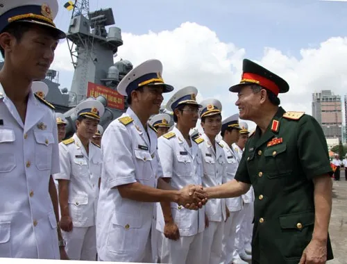 Chương trình đóng tàu 12418 bắt đầu được triển khai từ cuối năm 2009 Tháng 9-2013, chiếc thứ nhất (HQ-377) trong chương trình đóng tàu 12418 được hạ thủy thành công Sau đó, 2 tàu HQ-377 và HQ378 tiến hành bắn thử nghiệm, đạt kết quả cao Hai tàu được trang bị nhiều khí tài hiện đại Sau thời gian chạy thử nghiệm thành công, 2 tàu tên lửa được bàn giao cho Lữ đoàn 167 Các đại biểu cắt băng bàn giao tàu Quang cảnh tại lễ bàn giao tàu Cán bộ, chiến sĩ hai tàu thể hiện quyết tâm trong lễ bàn giao Cán bộ, chiến sĩ Tổng công ty Ba Son tự hào hoàn thành cặp tàu đầu tiên Chuyên gia Nga tặng kỷ niệm chương cho thuyền trưởng tàu HQ-377 Thượng tướng Trương Quang Khánh, Ủy viên Trung ương Đảng, Ủy viên Quân ủy Trung ương, Thứ trưởng Bộ Quốc phòng động viên cán bộ, chiến sĩ tàu HQ-377 và HQ-378 Chiếc thứ 3 (M3) và thứ 4(M4) trong chương trình cũng vừa được hạ thủy, dự kiến bàn giao vào quý 1 năm 2015