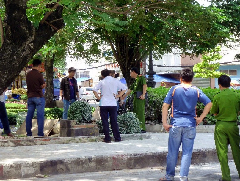 Một người đàn ông tự thiêu ở công viên ảnh 1