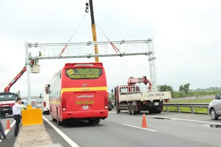 Quá nguy hiểm cho cả người thi công lẫn xe cộ lưu thông khi giá long môn treo lơ lửng giữa trời quá nguy hiểm cho người thi công trên giá mà không có biện pháp an toàn khi xe lao vun vút phía dưới