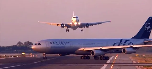 Hai máy bay Boeing 767 và Airbus A340 suýt đâm nhau trên đường băng ảnh 1 Hai máy bay Boeing 767 và Airbus A340 suýt đâm nhau trên đường băng ảnh 1